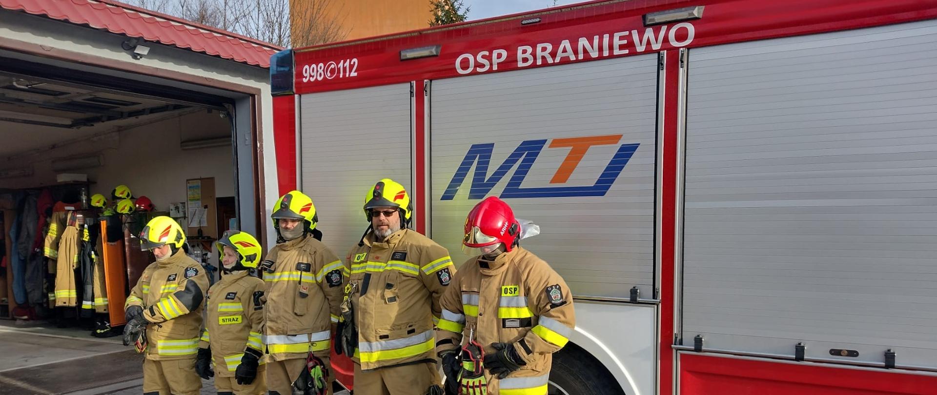 na zdjęciu na tle samochodu pięcioro strażaków w mundurach bojowych i hełmach