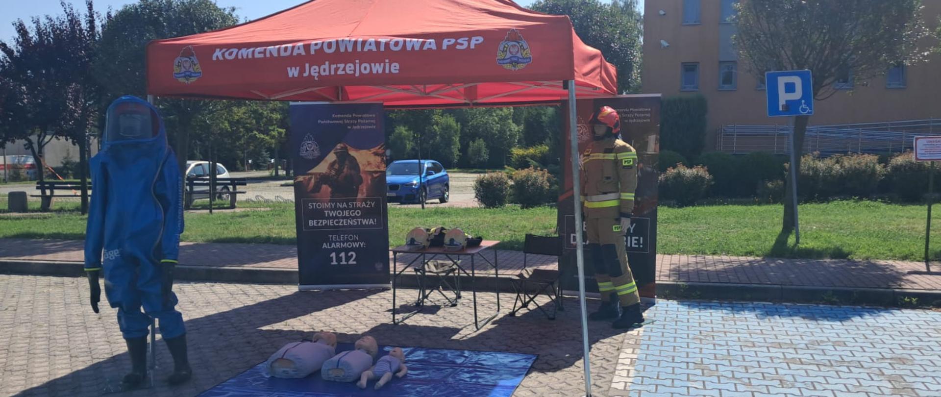 Na zdjęciu stoisko Państwowej Straży Pożarnej podczas I Powiatowego Święta Wojska Polskiego i Służb Mundurowych.