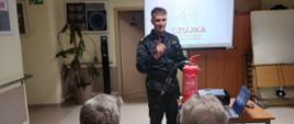 Spotkanie w Dziennym Domu Seniora na terenie Miejskiego Ośrodka Pomocy Społecznej w Żarach funkcjonariusz Komendy Powiatowej Państwowej Straży Pożarnej w Żarach odwiedził seniorów w Dziennym Domu Seniora+. 