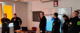 Zdjęcie przedstawia strażakó OSP i PSP podczas szkolenia z łączności radiowej