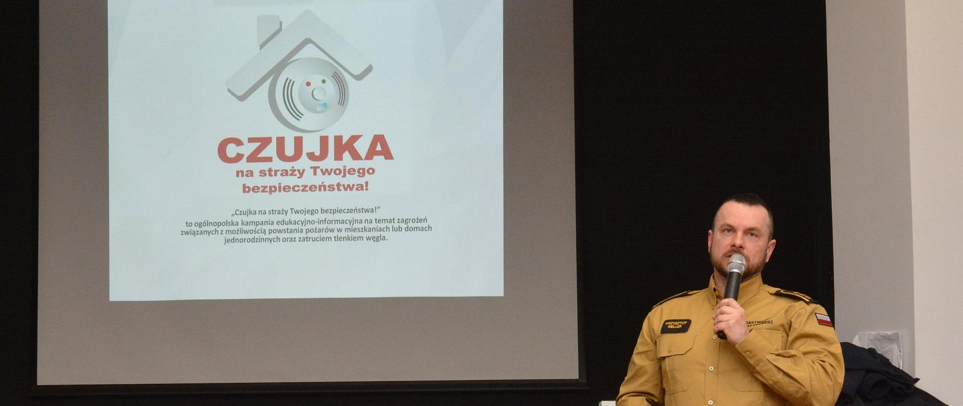 Przedstawiciel KP PSP Mogilno podczas pogadanki na temat czujki tlenku węgla.