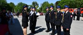 Powiatowe obchody Dnia Strażaka w Namysłowie. Na zdjęciu odznaczeni funkcjonariusze Państwowej Straży Pożarnej wraz z Z-cą Komendanta Wojewódzkiego st. bryg. Grzegorzem Brzozowski, oraz Komendantem Powiatowym PSP w Namysłowie bryg. Adrianem Wilczyńskim.