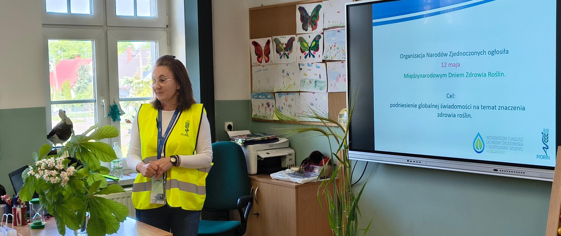 Zdjęcie przedstawia pracownika WIORiN prowadzącego prelekcję dla uczniów klas 1-3 Szkoły Podstawowej w miejscowości Szwecja.