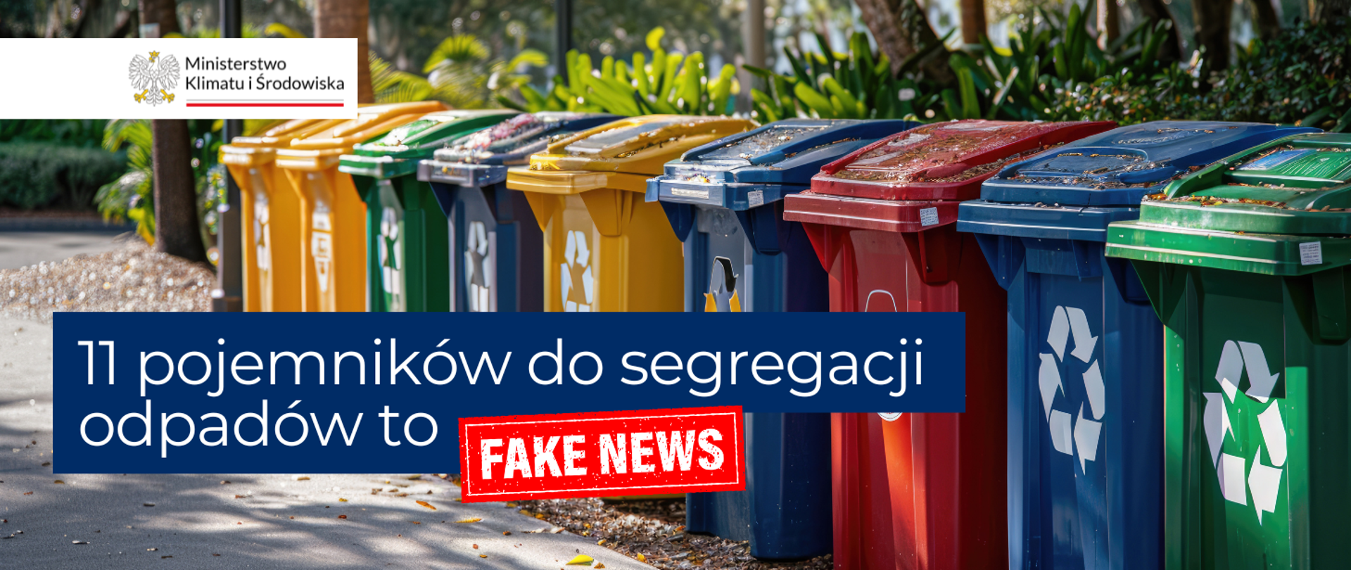 Na zdjęciu widzimy kilkanaście kolorowych pojemników na odpady. Na grafice znajduje się również napis 11 pojemników do segregacji odpadów to fake news. Słowa "fake news" napisane są białymi literami na czerwonym tle. 