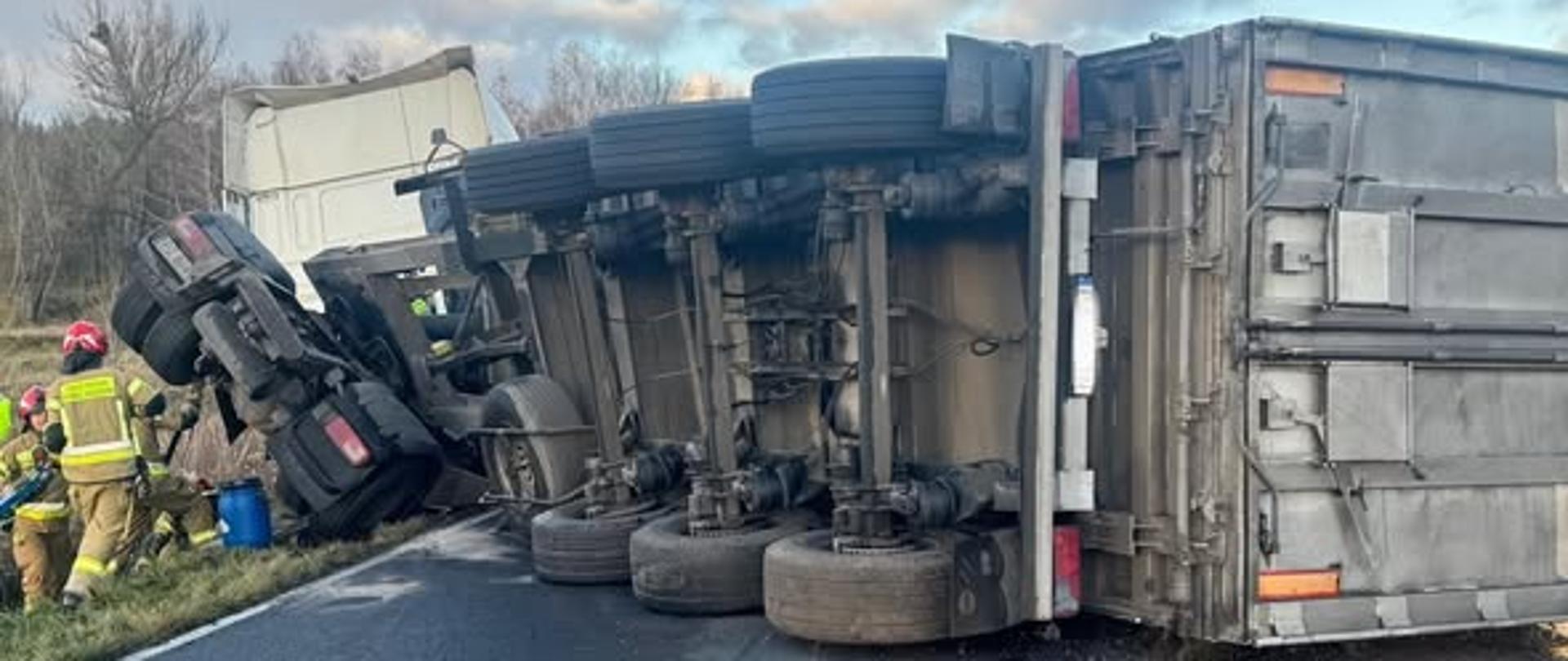 samochód ciężarowy leżący na boku