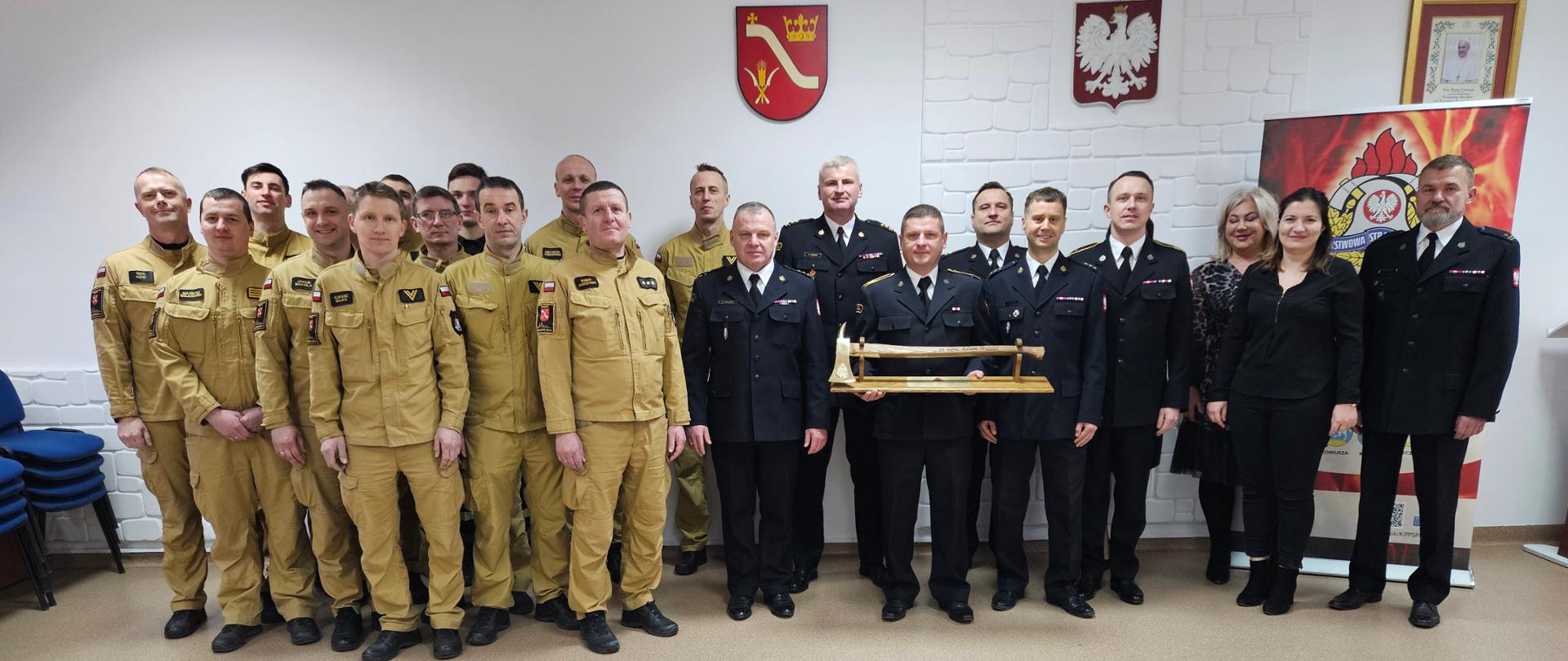 Strażacy stoją na świetlicy 