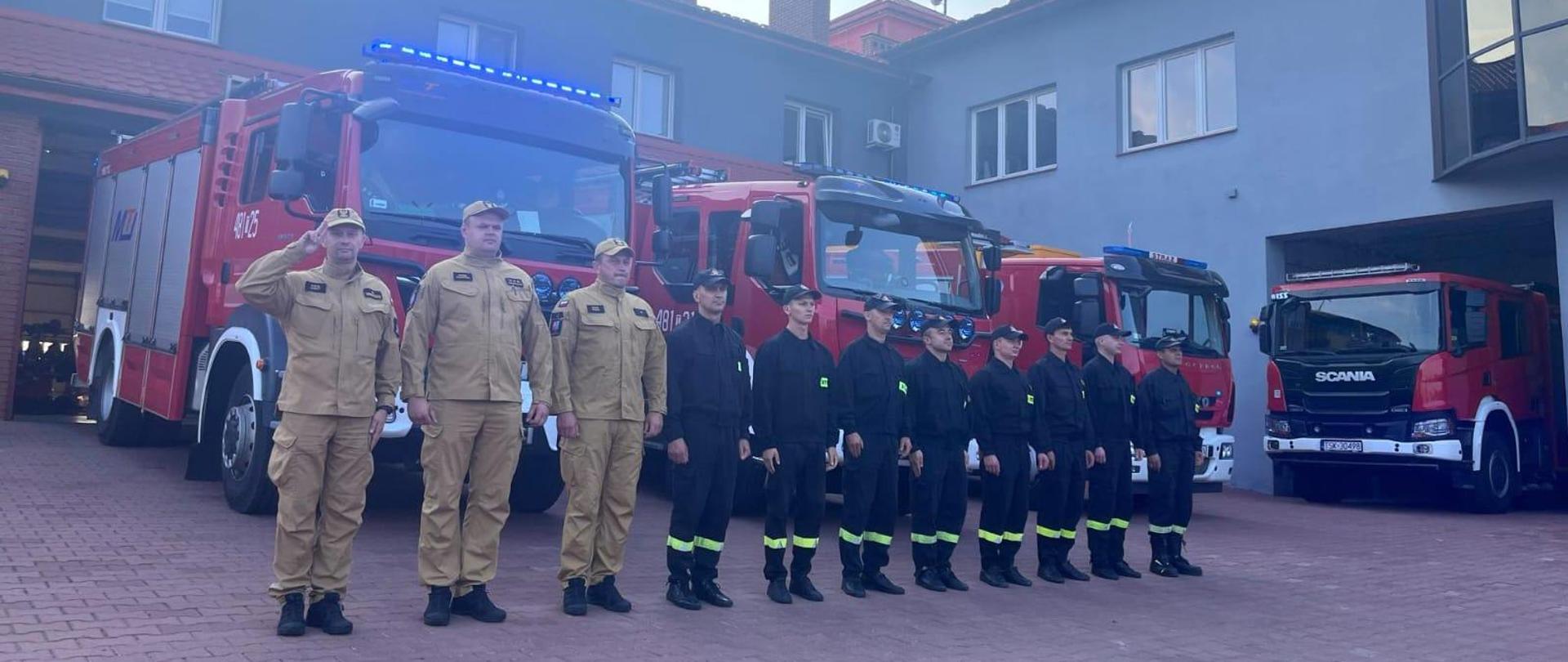 strażacy oddają hołd zmarłym strażakom podczas akcji w Poznaniu.
