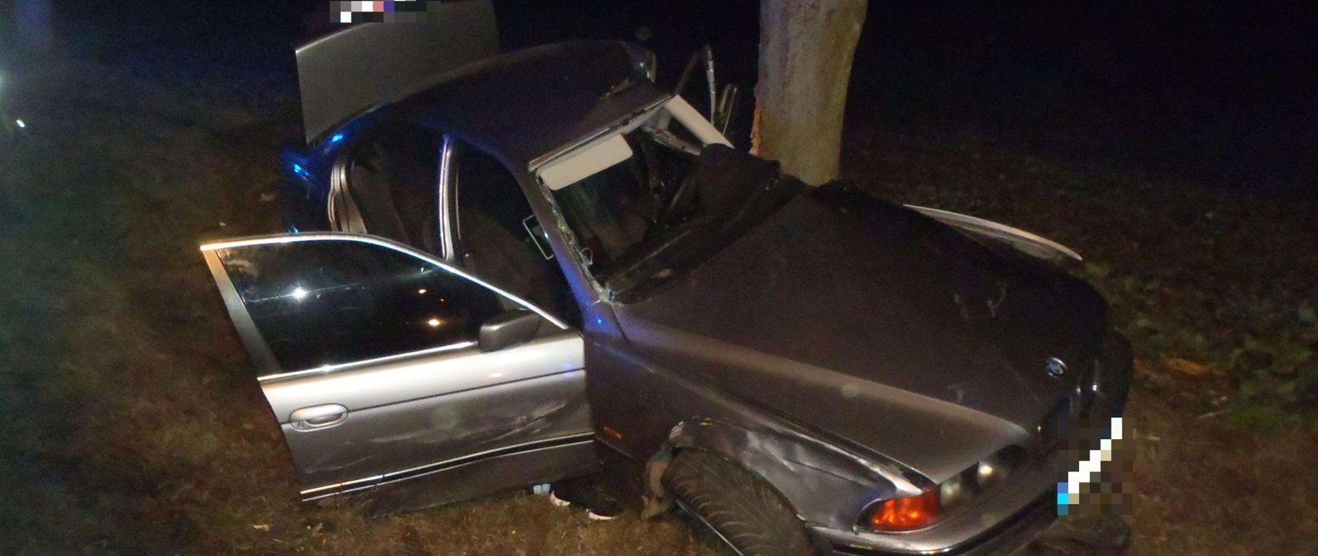 Samochód osobowy uderzył bokiem w drzewo 