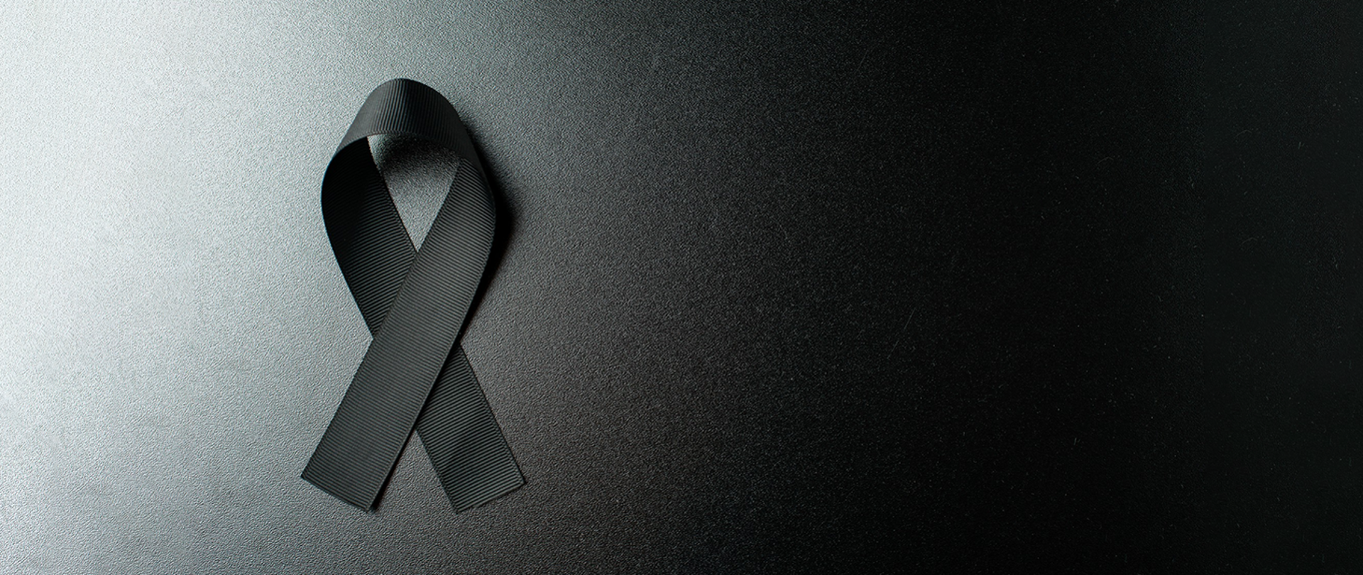 zdjęcie przedstawia czarną wstążkę