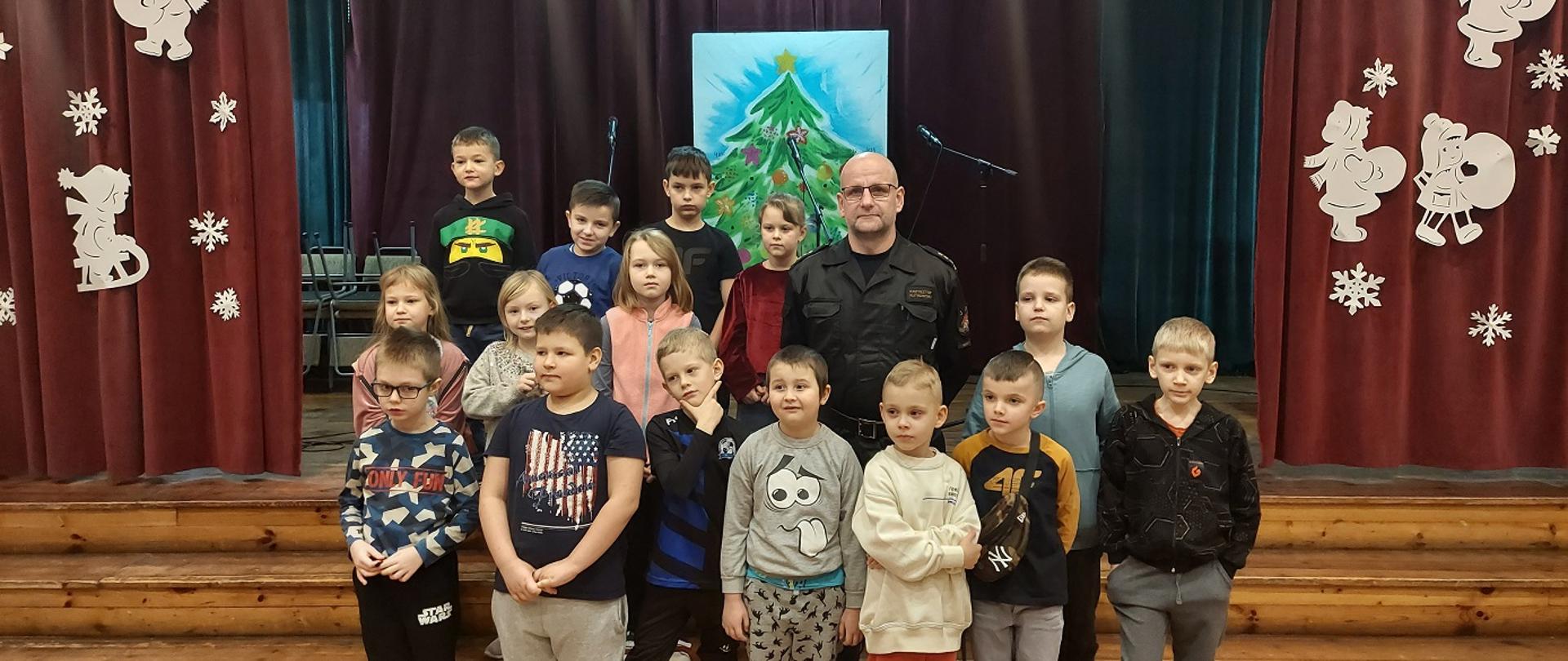 Pamiątkowe zdjęcie z uczniami SP nr 5