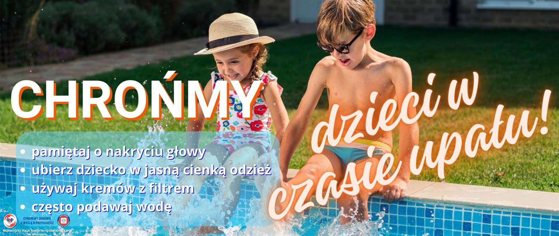 dzieci siedzące na brzegu basenu chlapiące nogami w w wodzie