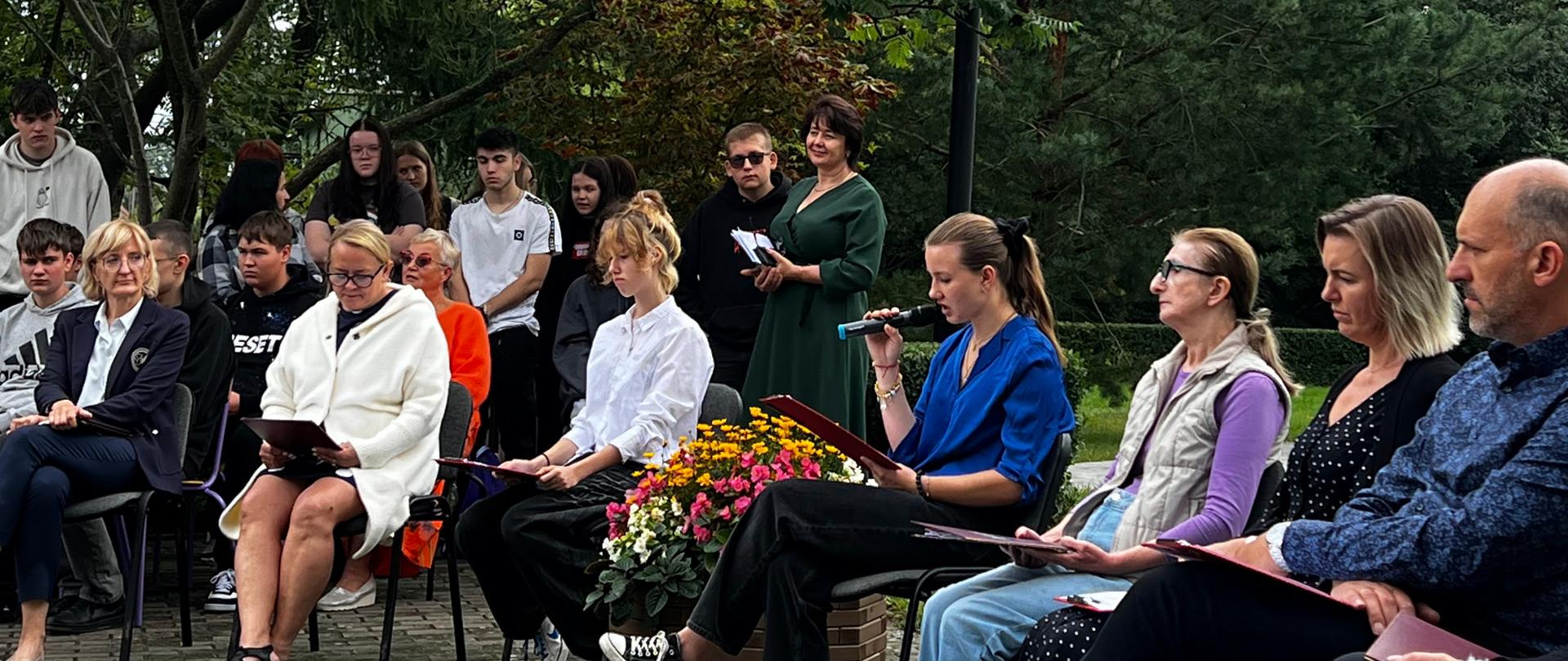 Uczniowie i nauczyciele podczas akcji Narodowego Czytania