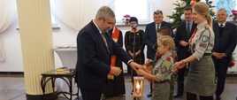 Minister J.K. Ardanowski odbiera Betlejemskie Światło Pokoju