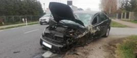 Zdjęcie przedstawia uszkodzony w czasie wypadku pojazd osobowy