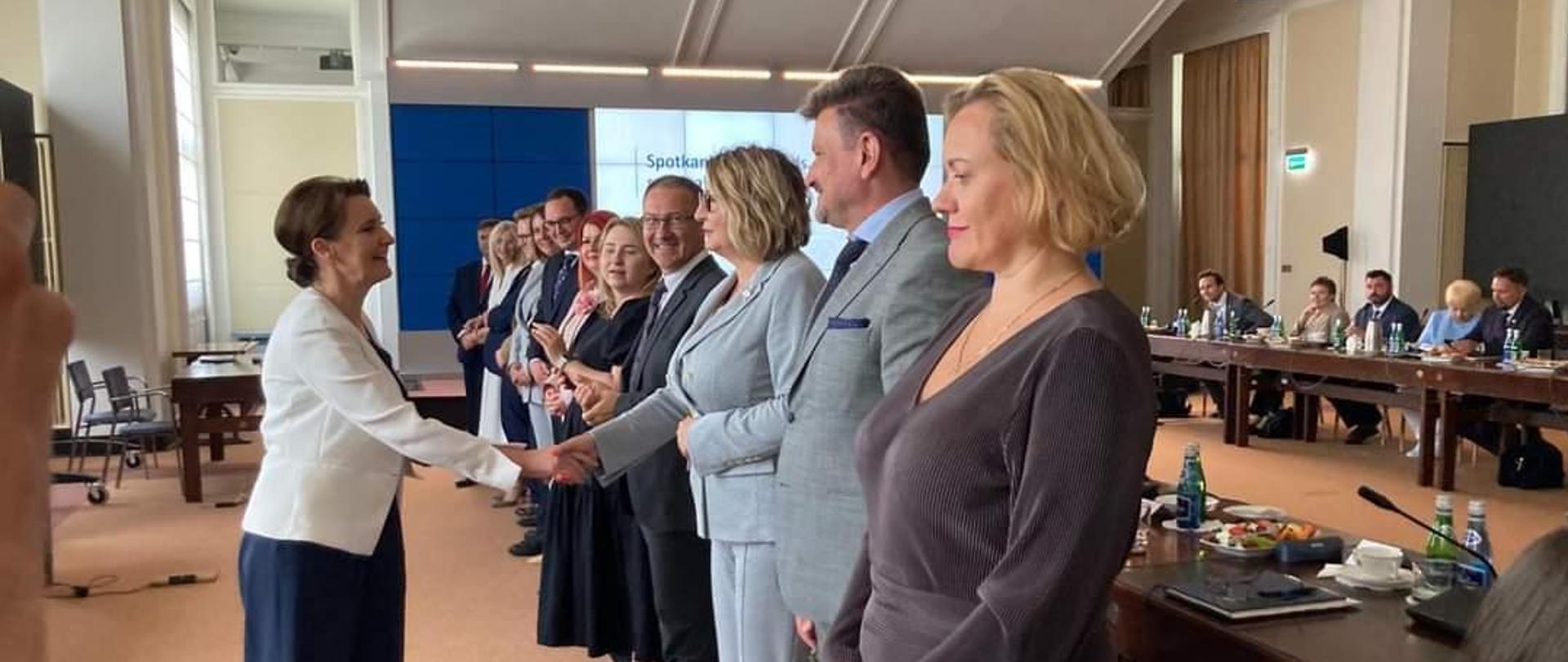 Spotkanie w Kancelarii Prezesa Rady Ministrów dot. polityki senioralnej w Warszawie. Na zdjęciu Minister Marzena Okła-Drewnowicz wita się z Dyrektor Wydziału Polityki Społecznej OUW Ewą Pawlinów. 