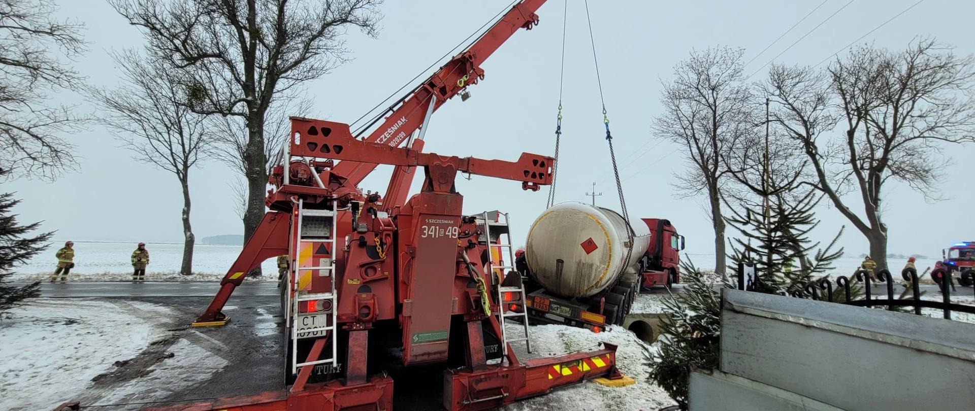 Na zdjęciu strażacy podczas działań