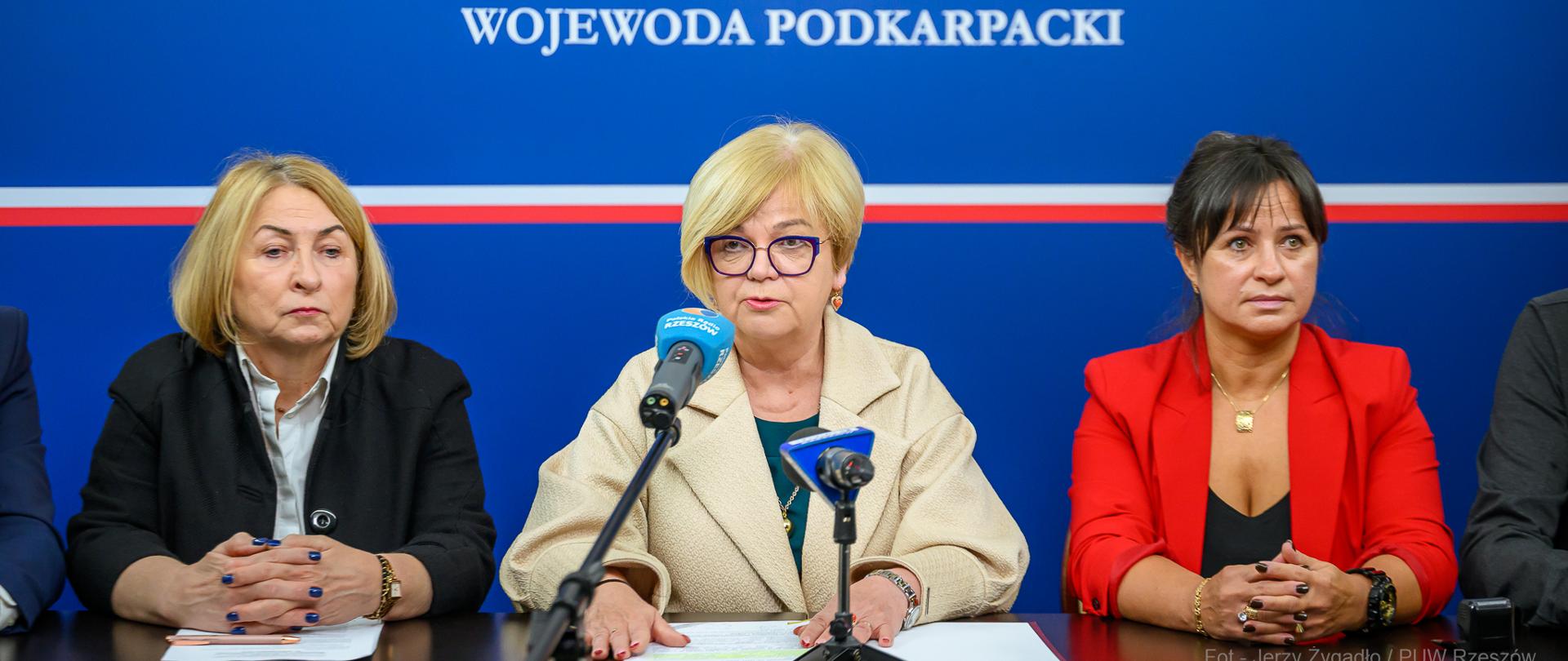 Zdjęcie przedstawia uczestników podpisania umowy w urzędzie wojewódzkim