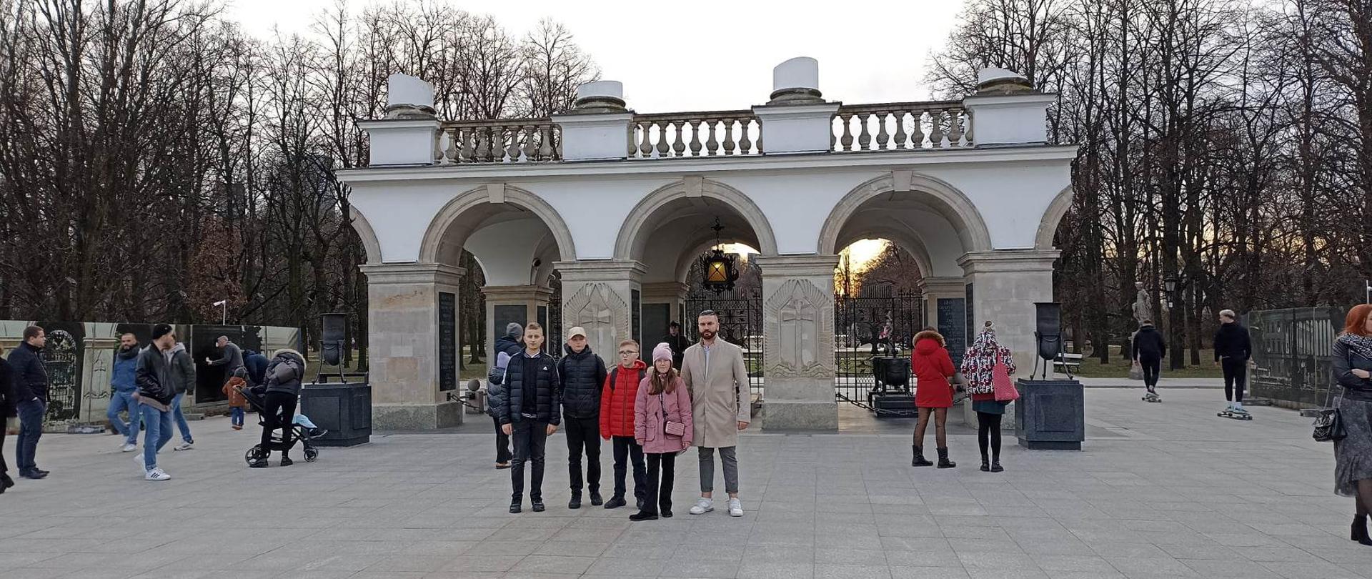 uczniowie klasy trąbki wraz z nauczycielem Wojciechem Szelą podczas wycieczki do Warszawyprzy grobie nieznanego żołnierza