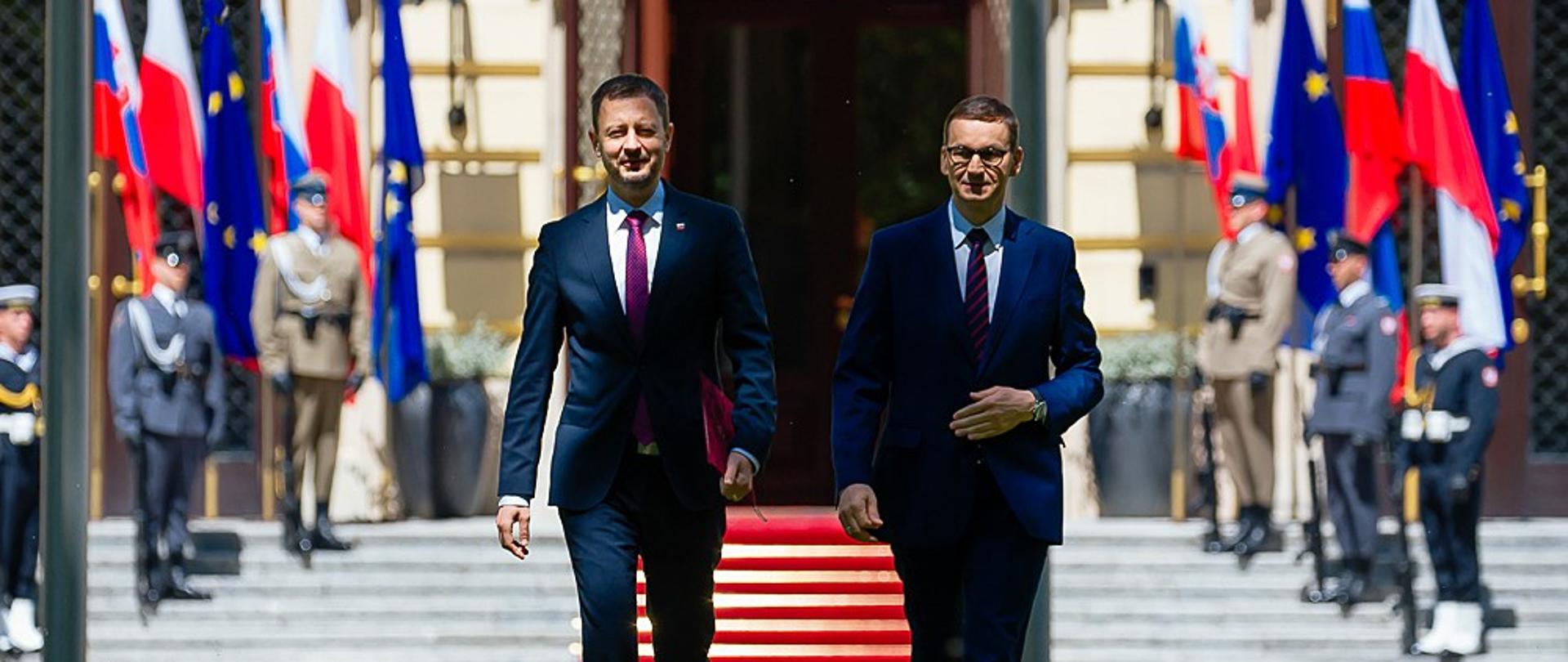 Premier Słowacji oraz premier Mateusz Morawiecki idą.