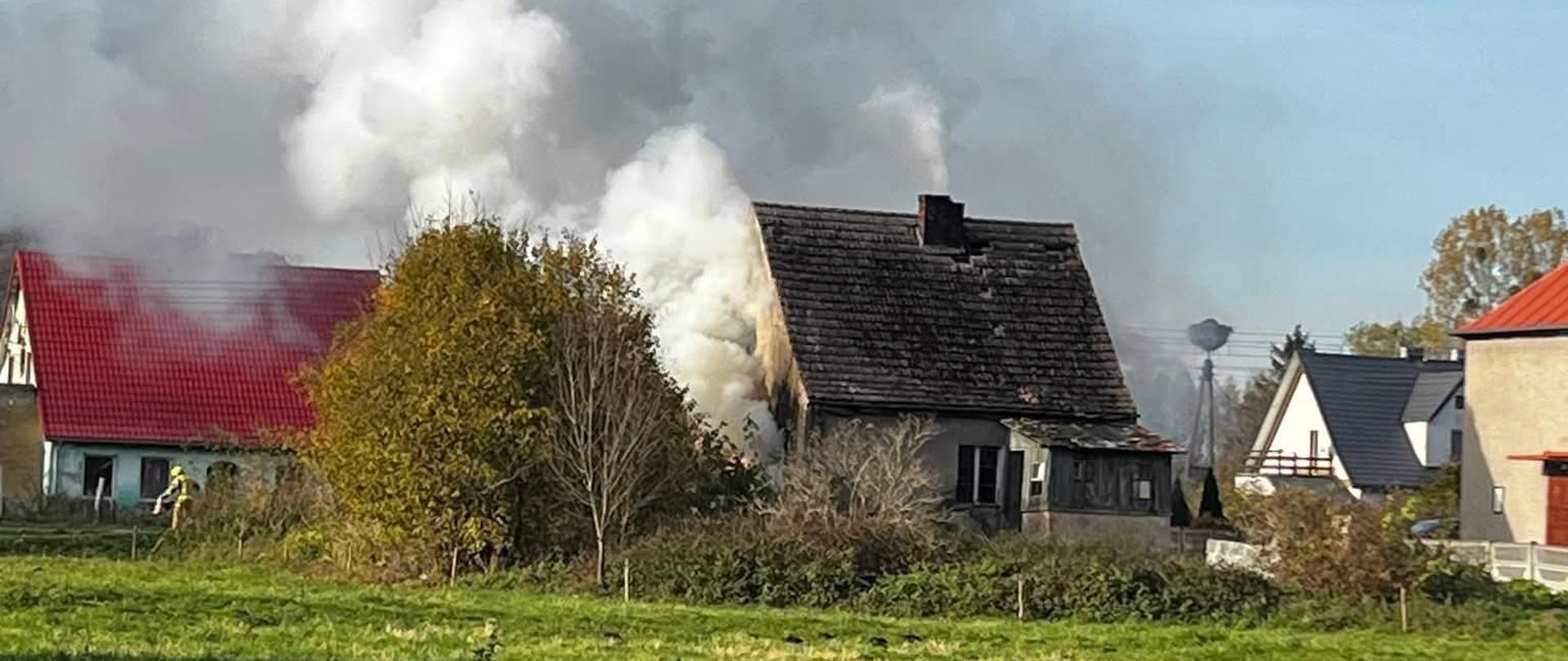 Dym unoszący się nad budynkiem