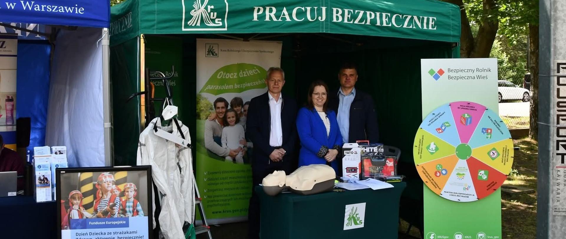 Kierownik Placówki Terenowej w Węgrowie Jarosław Gago oraz starszy inspektor ds. Ubezpieczeń Anna Roguska i inspektor ds. Prewencji Rehabilitacji i Orzecznictwa Lekarskiego Mariusz Matusik na stoisku informacyjno-prewencyjnym PT KRUS Węgrów.