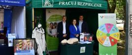 Kierownik Placówki Terenowej w Węgrowie Jarosław Gago oraz starszy inspektor ds. Ubezpieczeń Anna Roguska i inspektor ds. Prewencji Rehabilitacji i Orzecznictwa Lekarskiego Mariusz Matusik na stoisku informacyjno-prewencyjnym PT KRUS Węgrów.