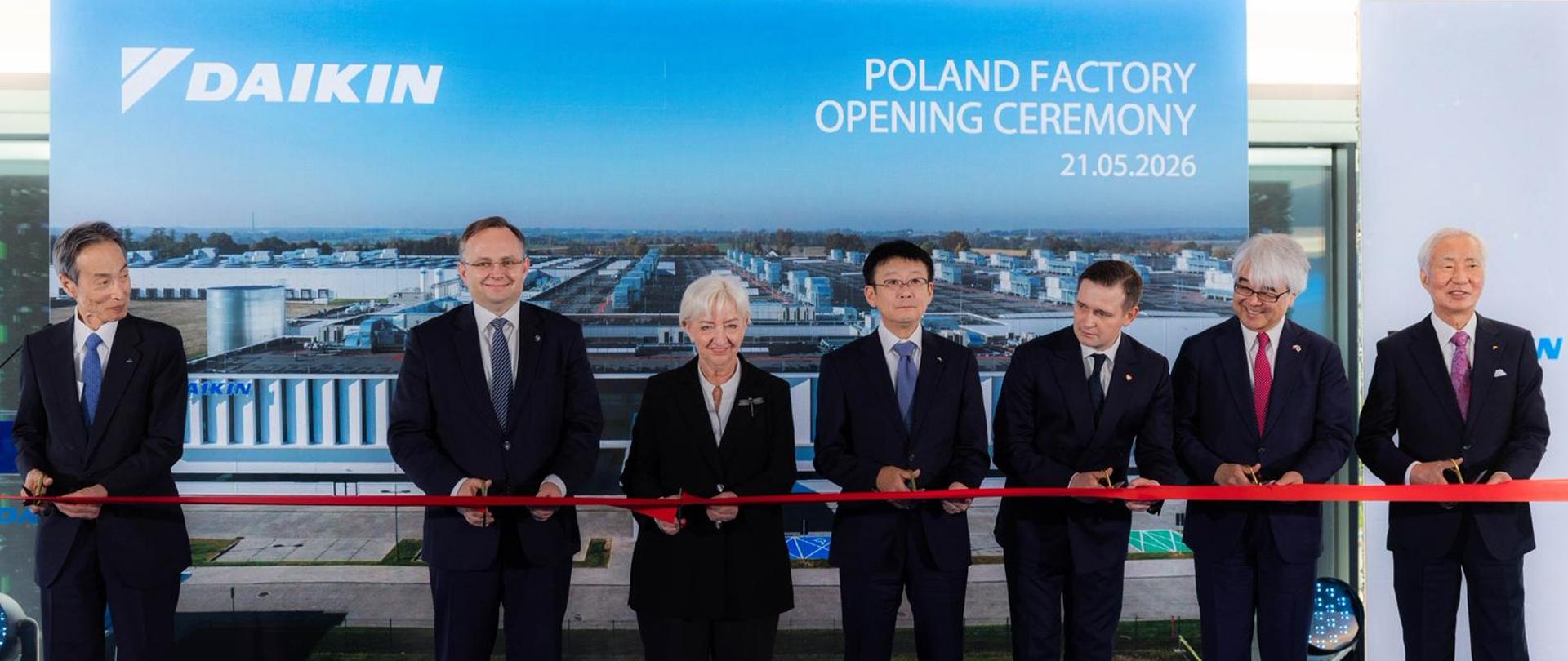 Zaproszeni goście podczas uroczystego otwarcia firmy w Ksawerowie. Wśród zaproszonych gości, którzy przecinali wstęgę, znalazła się wojewoda łódzki Dorota Ryl. 