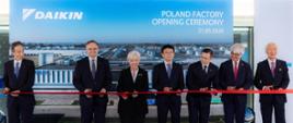 Zaproszeni goście podczas uroczystego otwarcia firmy w Ksawerowie. Wśród zaproszonych gości, którzy przecinali wstęgę, znalazła się wojewoda łódzki Dorota Ryl. 