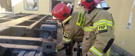 Strażacy Państwowej Straży Pożarnej zapoznają się z układem pneumatycznym naczepy do przewozu dużych gabarytów.