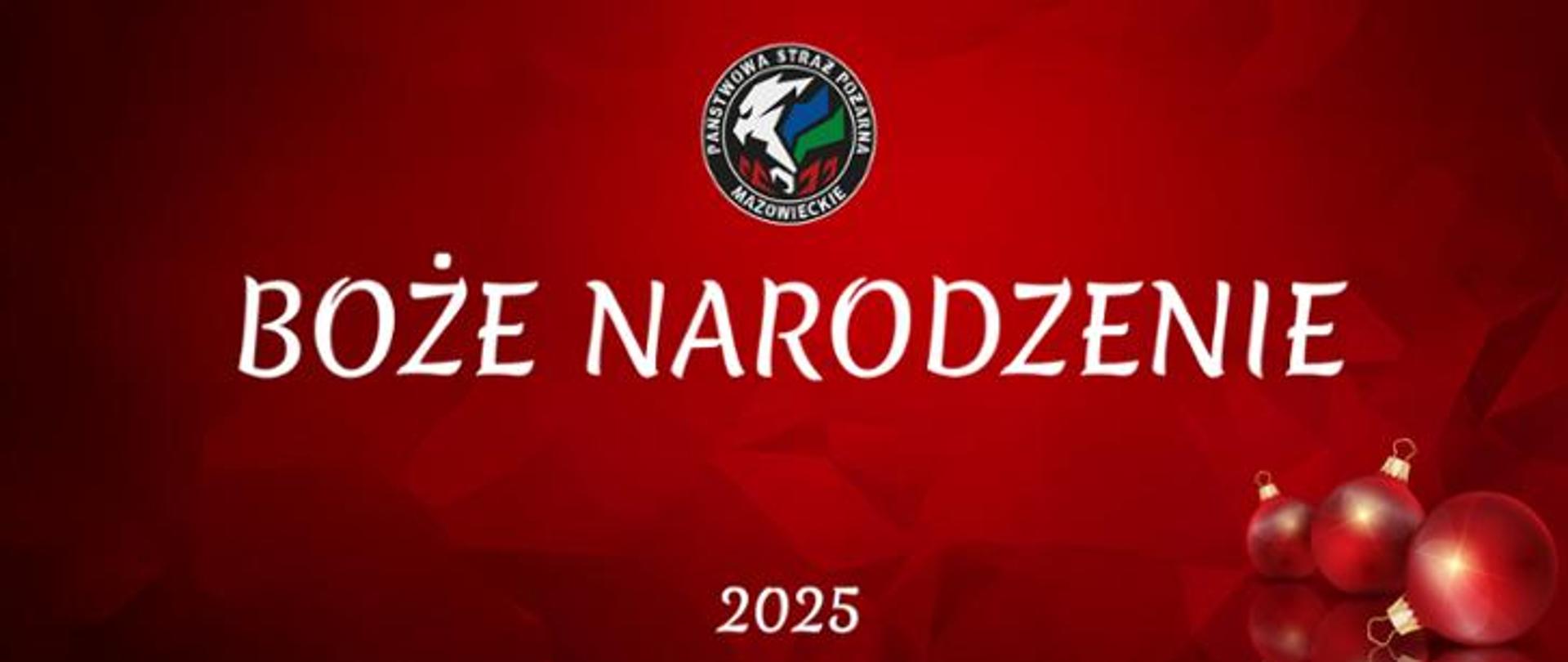Świąteczna grafika Państwowej Straży Pożarnej na czerwonym tle z logo mazowieckiej straży, białym napisem „BOŻE NARODZENIE”, rokiem 2025 oraz trzema czerwonymi bombkami w dolnym rogu.