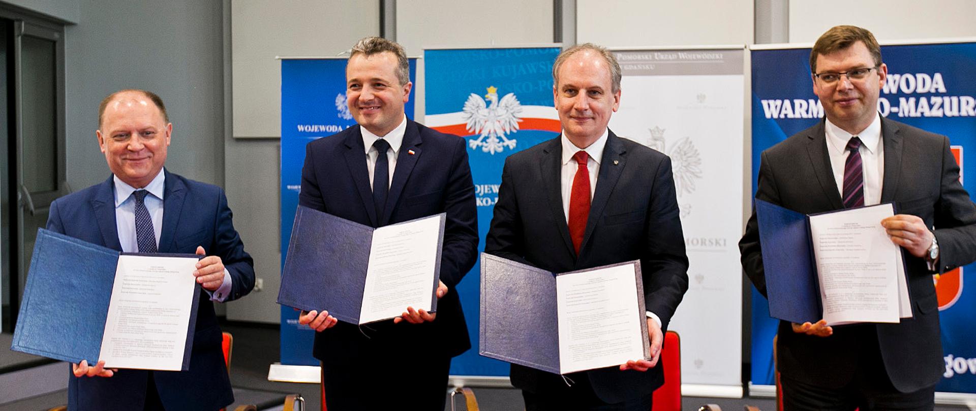 Na zdjęciu wojewodowie pokazują podpisane dokumenty