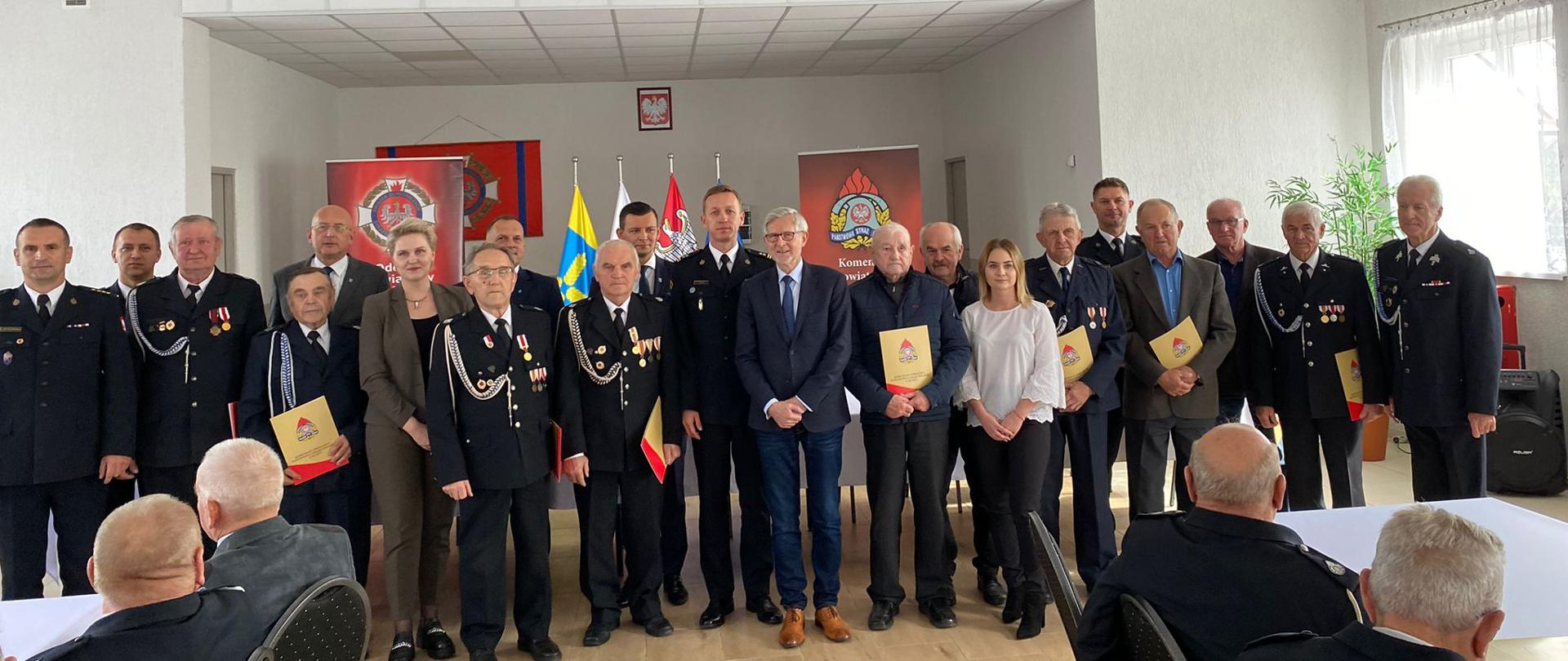 druhowie OSP i zaproszeni gości po wręczeniu decyzji