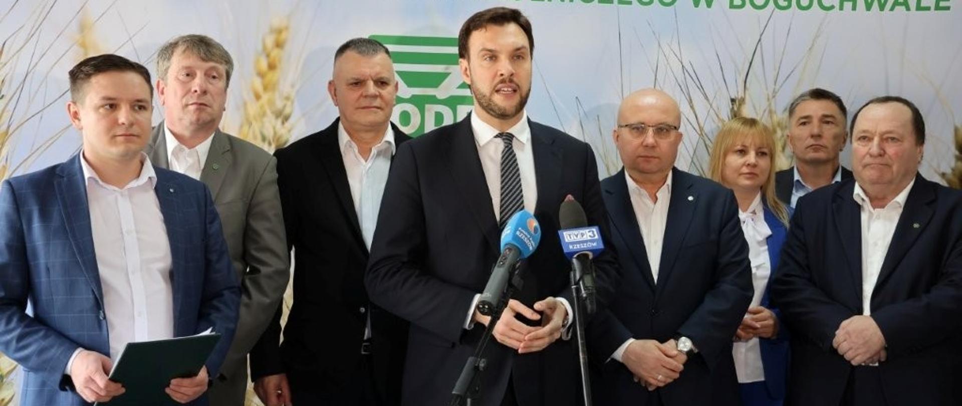 Uczestnicy debaty rolniczej w Boguchwale podczas spotkania. 