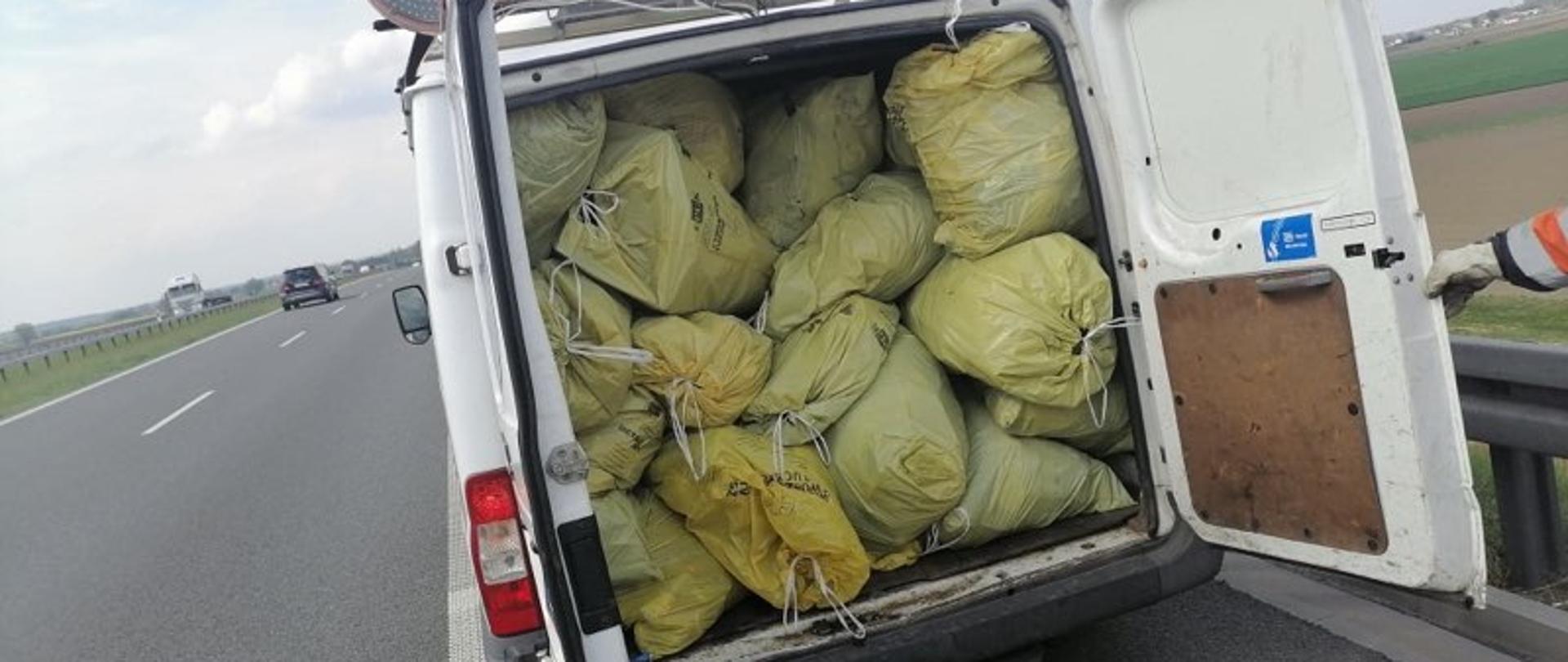 Droga ekspresowa S5, Rejon Wołów - pojazd służby drogowej wypełniony zebranymi śmieciami