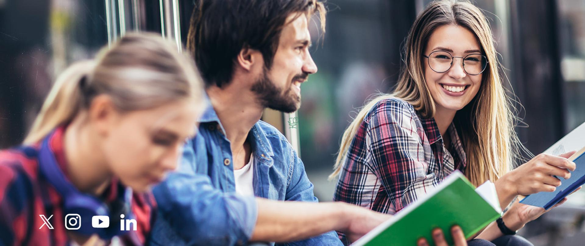 Baner przedstawia 3 osoby trzymające dokumenty