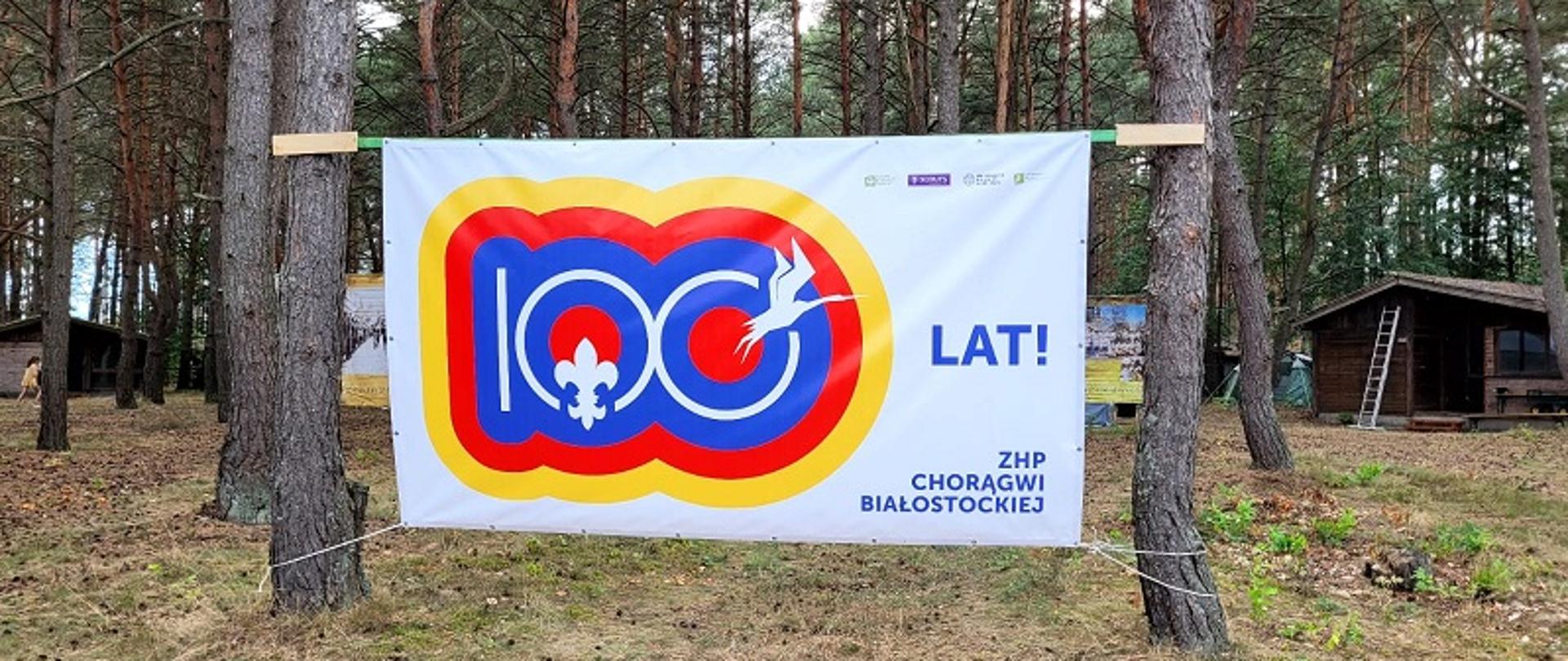 Baner informujący o 100-leciu ZHP Chorągwi Białostockiej