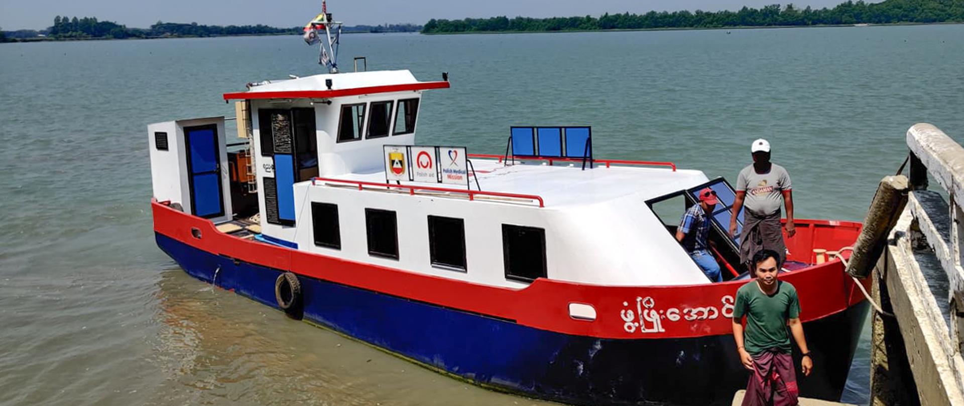 statek - Klinika mobilna dobijająca do brzegu