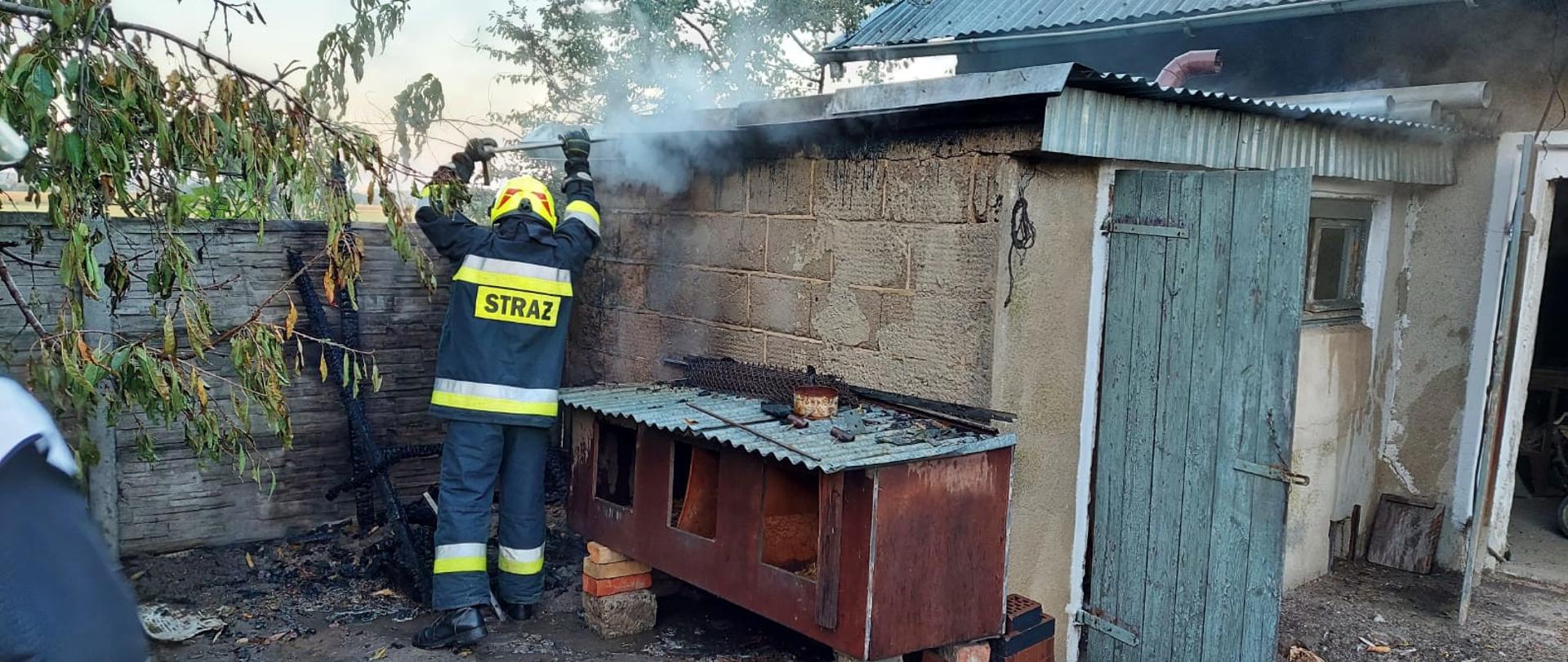 widoczne miejsce zdarzenia budynek objęty działaniami oraz strażacy działający na miejscu