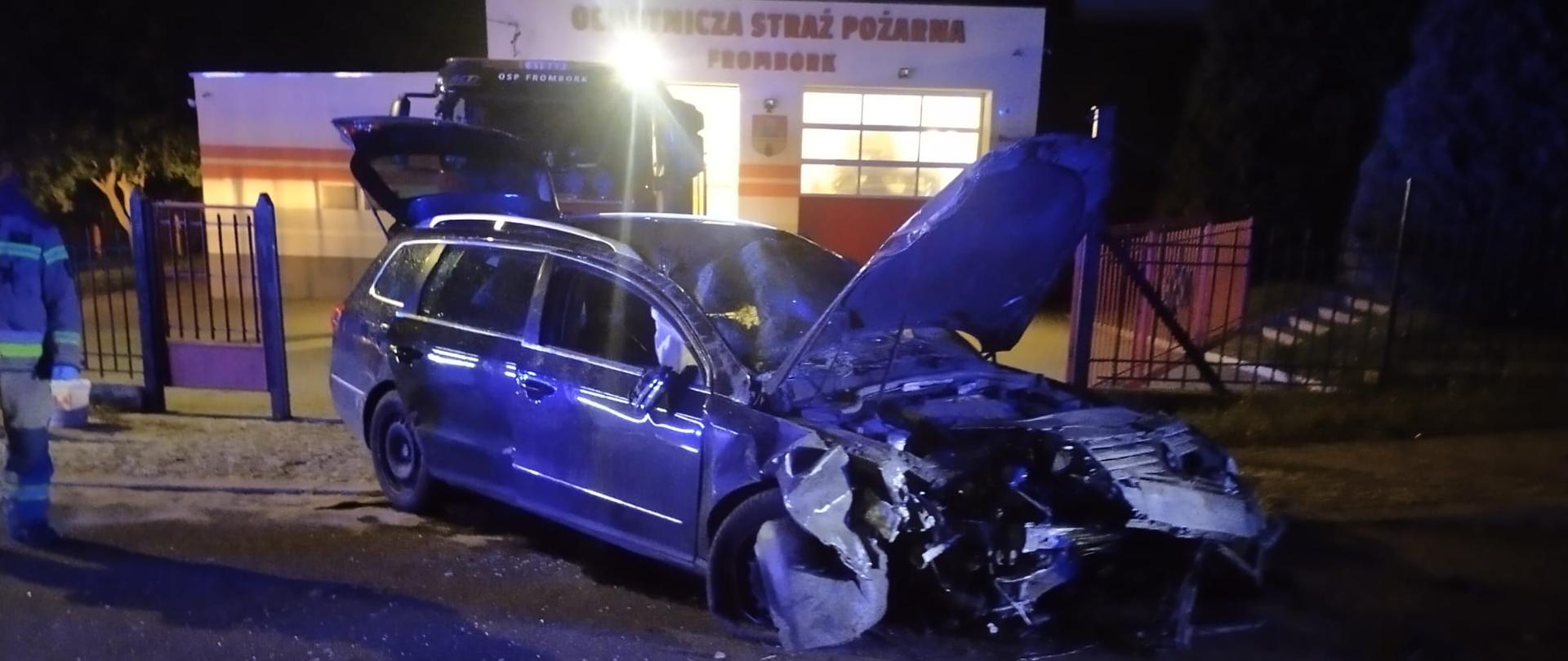 Samochód przed brama jednostki OSP we Fromborku