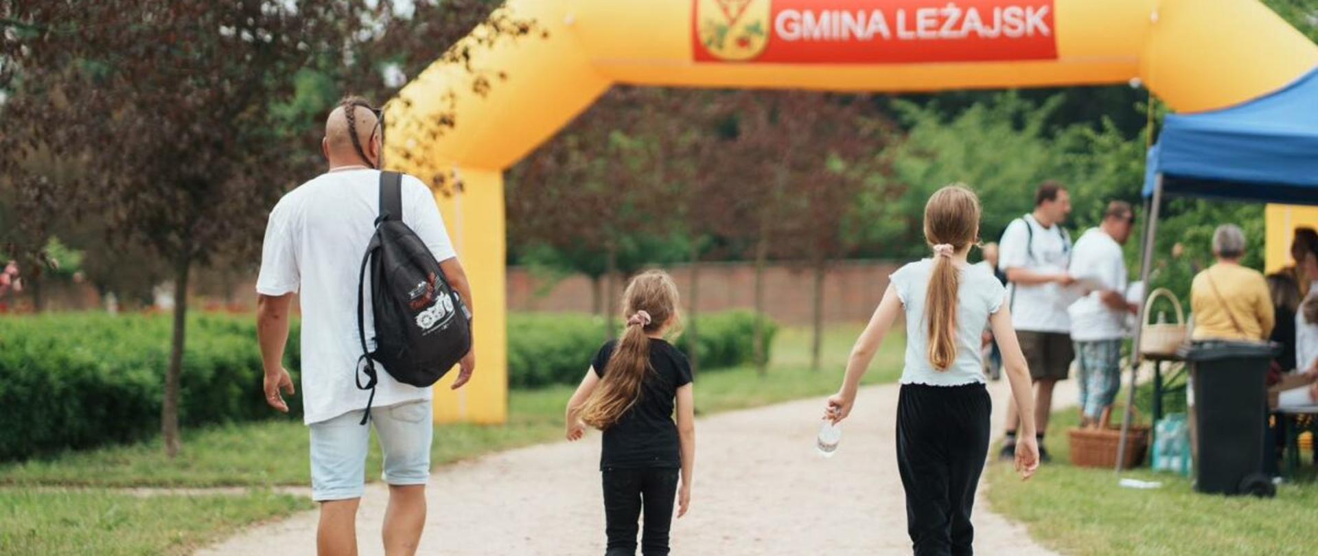 Uczestnicy gry miejskiej"Przygoda z tatą" w Leżajsku