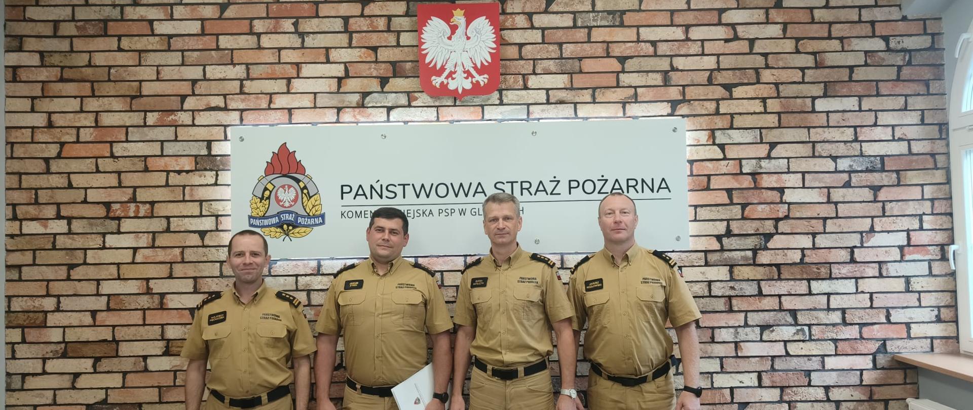 Komendanci KM PSP w Gliwicach wraz z mianowanym dowódcą JRG.