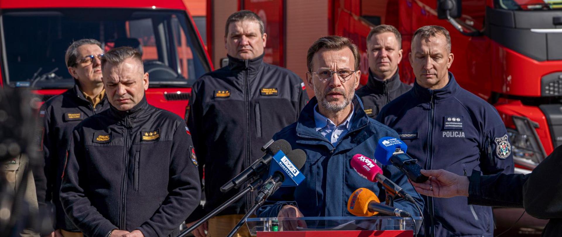 Konferencja prasowa przed Komendą Wojewódzką Państwowej Straży Pożarnej w Białymstoku