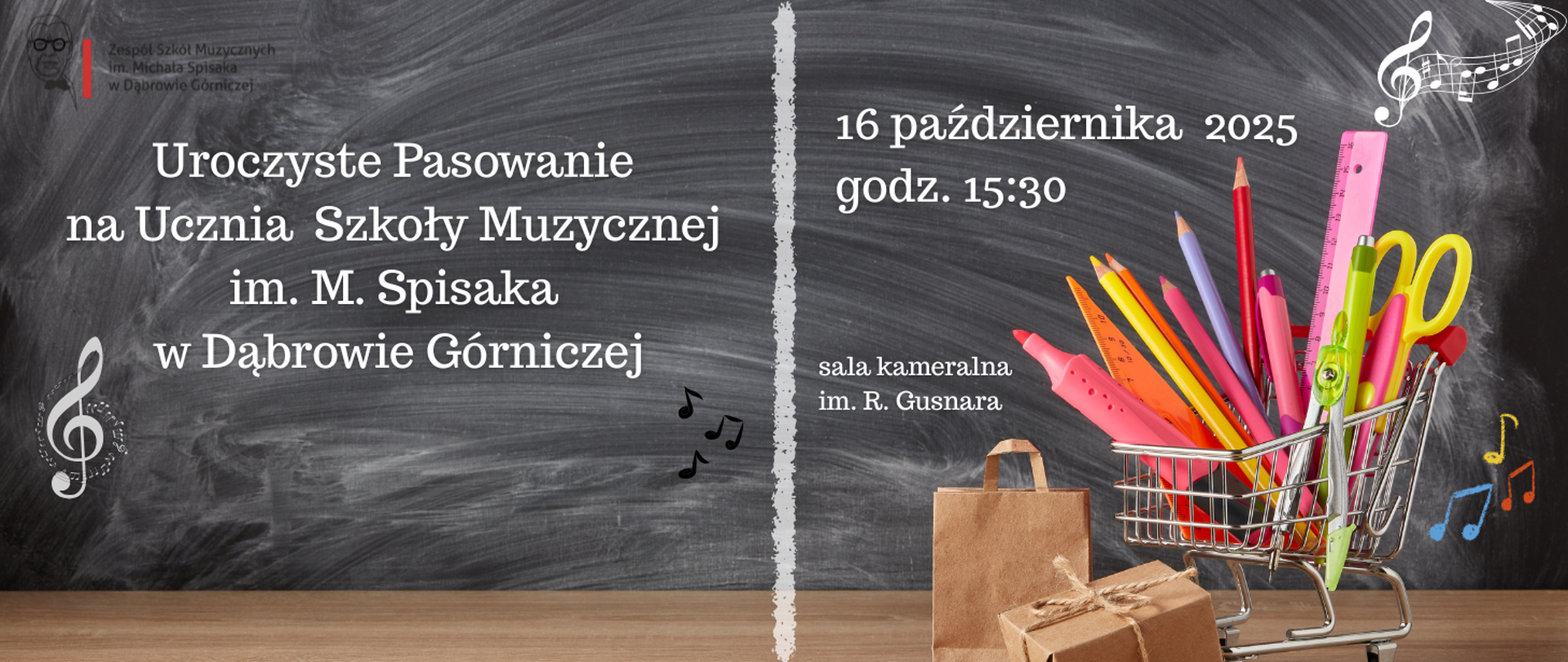 Plansza o orientacji poziomej, stylizowana na czarną tablicę kredową z drewnianym blatem na dole, podzielona jest na dwie pionowe części.
​Lewa strona (tekst i grafika muzyczna):
​W lewym górnym rogu znajduje się mały, biały logotyp z portretem w okularach i napisem: "Zespół Szkół Muzycznych im. Michała Spisaka w Dąbrowie Górniczej".
​Duży, biały tekst (przypominający pismo kredą):
Uroczyste Pasowanie
na Ucznia Szkoły Muzycznej
im. M. Spisaka
w Dąbrowie Górniczej
​Obok tekstu znajdują się białe grafiki symbolizujące muzykę: duży klucz wiolinowy po lewej stronie i nuty po prawej stronie.
​Prawa strona (informacje o terminie i elementy graficzne szkolne):
​W górnej części widnieje biały tekst:
16 października 2025
godz. 15:30
​Poniżej, mniejszymi literami:
sala kameralna
im. R. Gusnara