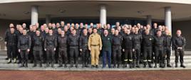 Grupowe zdjęcie uczestników spotkania (62 osoby) w towarzystwie Komendanta CS PSP