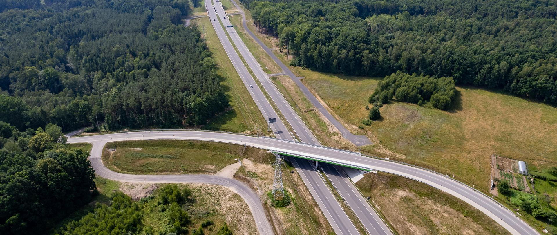 Widok z lotu ptaka na oddany już do ruchu odcinek drogi ekspresowej S11