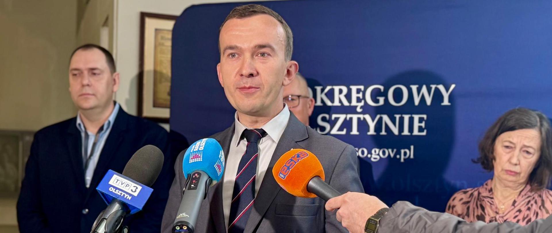 Mężczyzna wypowiada się przez mikrofon 