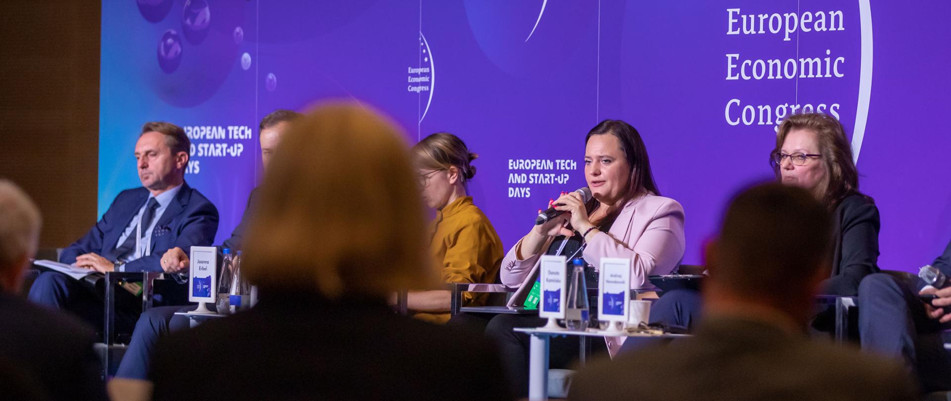Minister Jarosińska-Jedynak siedzi na panelu podczas Europejskiego Kongresu Gospodarczego