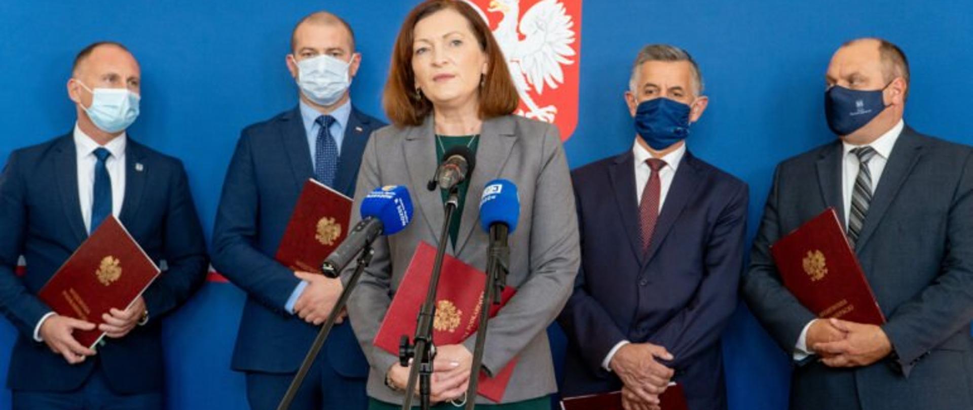 Wojewoda podkarpacki Ewa Leniart przemawia podczas konferencji prasowej na temat domów pomocy społecznej