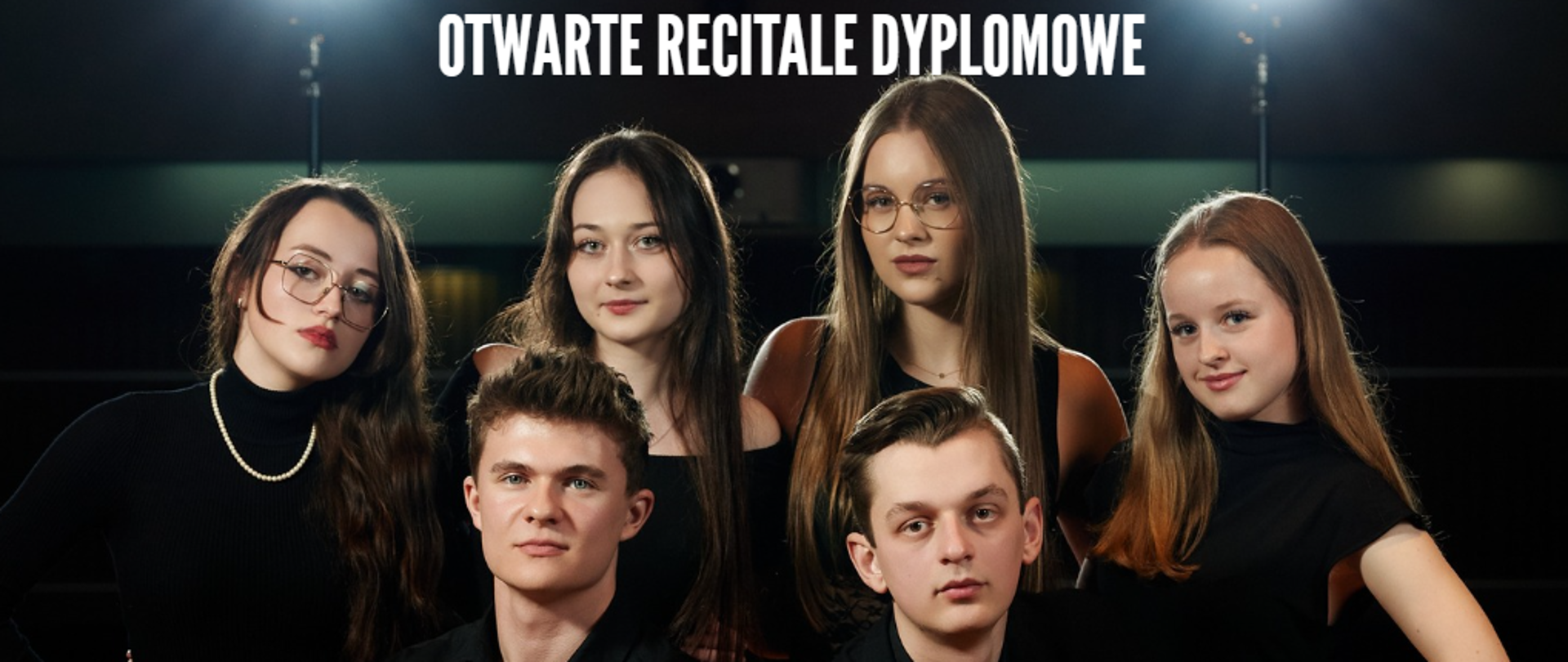 Poziomy baner promocyjny z nagłówkiem „Otwarte Recitale Dyplomowe”. Na zdjęciu znajduje się grupa sześciu młodych artystów (cztery kobiety i dwóch mężczyzn) ubranych na czarno, pozujących na tle ciemnej sceny z jasnymi reflektorami. Na dole widnieje napis: „Skrzypce, Akordeon i Śpiew”.