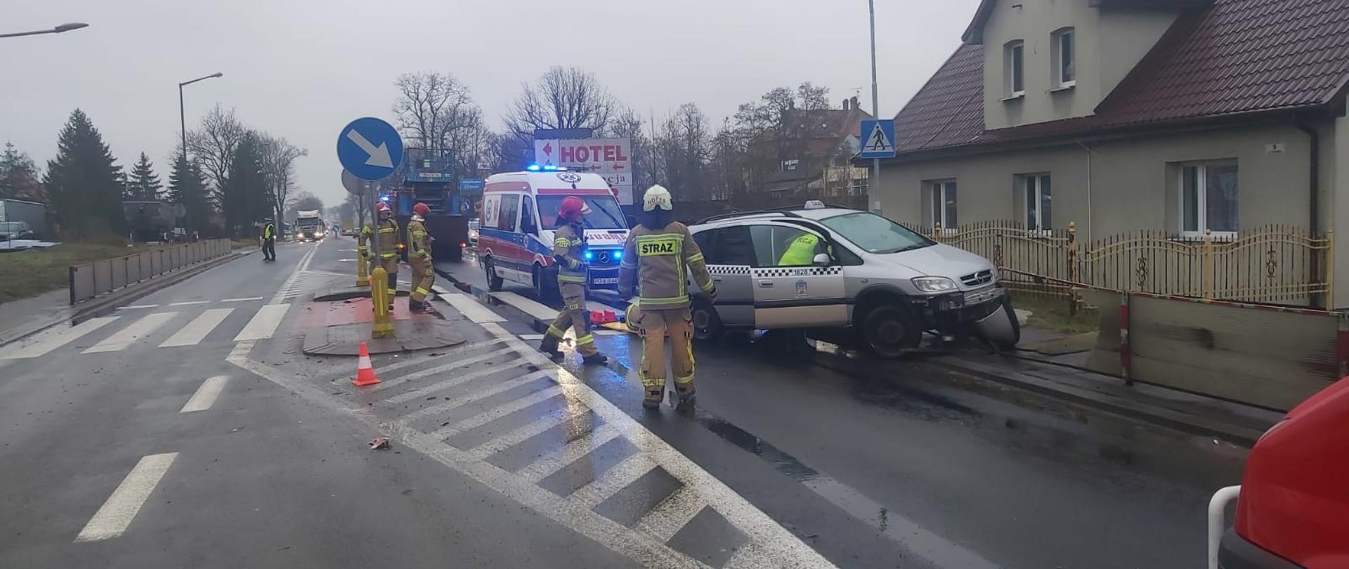 Na zdjęciu widzimy uszkodzony samochód osobowy 